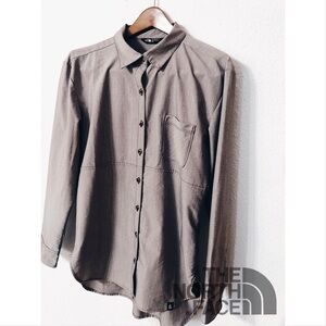 The North Face pocketed button up blouse nwot